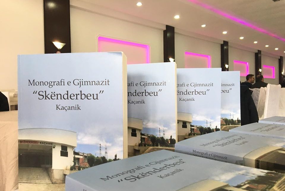 PËRUROHET MONOGRAFIA E GJIMNAZIT “SKËNDERBEU” NË DITËN E SHKOLLËS
